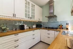 Four Bed, Free Parking, Garden Firepit, Long Stays Vacation rental in Nottingham