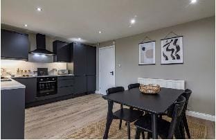 Three Bedroom Home Close to City Parking Long Stay Villa in Nottingham