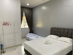 Eco Homestay 29 @ Taman Juta Intan 15 Pax 10 Beds Vacation rental in Perak Tengah District