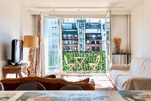 Cozy Apartment in Paris16th 2 min metro Mirabeau  Apartment in Paris