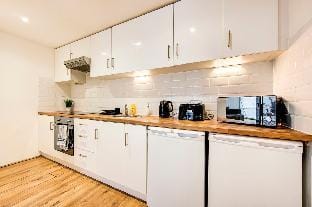 Stylish 2-Bed Apartment, sleeps 6 in Stratford E15 Vacation rental in London