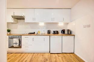 Stylish 2-Bed Apartment, sleeps 6 in Stratford E15 Vacation rental in London
