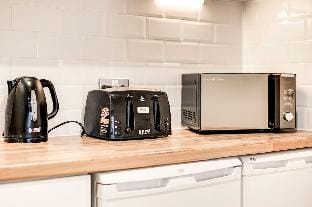 Stylish 2-Bed Apartment, sleeps 6 in Stratford E15 Vacation rental in London