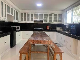 Very Cozy& Spacious 5-Bedroom Home Vacation rental in Baguio