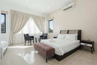 HILLSIDE HOUSE  {Ipoh Garden}  {Hillview}  {9 pax} Vacation rental in Ipoh