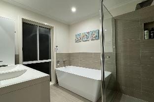 StayAU Tranquil 4BR Lakeside Retreat in Seabrook Vacation rental in Melbourne
