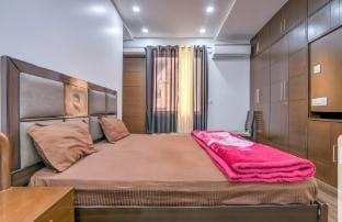 Family Homestay 3bhk! Downtown! park Facing Apartment in New Delhi