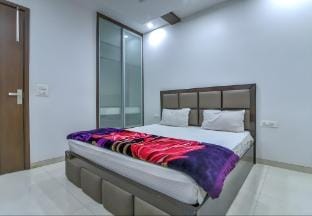 Family Homestay 3bhk! Downtown! park Facing Apartment in New Delhi