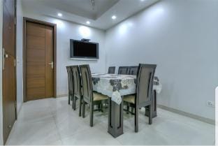 Family Homestay 3bhk! Downtown! park Facing Apartment in New Delhi