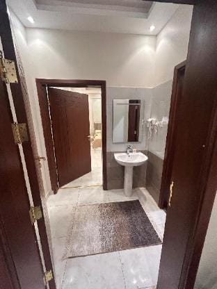 شقة مكونة من غرفة نوم ومجلس وحمام ومطبخAQN HOME  Apartment in Medina