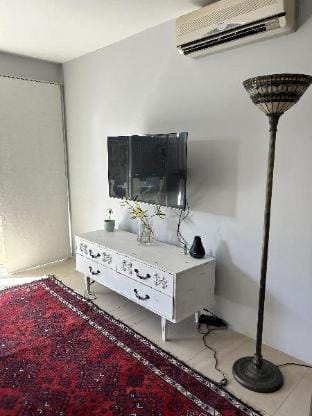Location Location! Lovely 2 bedroom unit Villa in Perth
