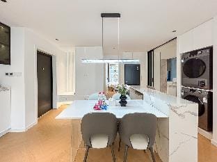 Modern 3 Bedroom Apartment Near the Bund Apartment in Shanghai