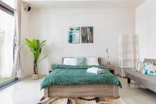 50% OFF Summer Offert, Nice w/ Balcony & Pool View Vacation rental in Dubai