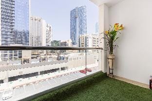 50% OFF Summer Offert, Nice w/ Balcony & Pool View Vacation rental in Dubai