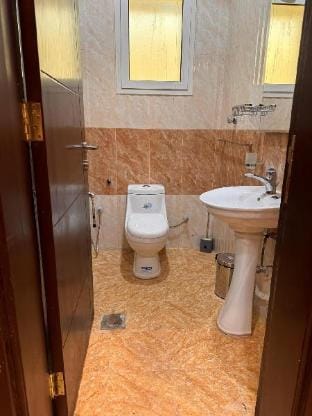 شقة غرفتين ومطبخ وحمامين وصالة-1 Apartment in Medina