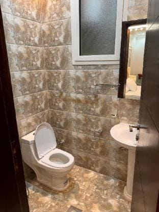 شقة غرفتين ومطبخ وحمامين وصالة-1 Apartment in Medina