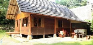 Rumah Kayu "Bunda" 2BR - 15 tamu - Lembah Nyiur Vacation rental in Cisarua