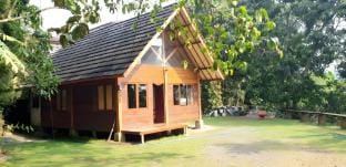Rumah Kayu "Bunda" 2BR - 15 tamu - Lembah Nyiur Vacation rental in Cisarua