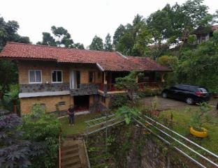 Saung Jiddah 3 BR - 15 tamu - Cisarua Puncak Bogor Villa in Cisarua