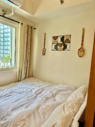 Shell Residences MOA 1BR Cozy Condo Unit Pool View Vacation rental in Pasay