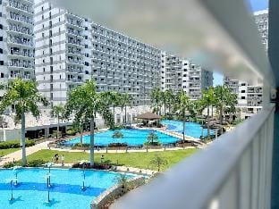 Shell Residences MOA 1BR Cozy Condo Unit Pool View Vacation rental in Pasay