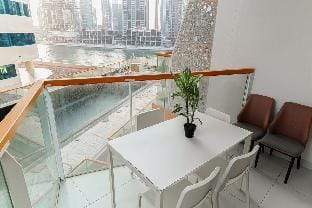 Stylish One Bedroom Apartment on Canal Apartment in Dubai