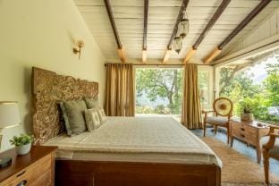 Mystic Abode Colonial House w a Garden by Roamhome Country House in Uttarakhand