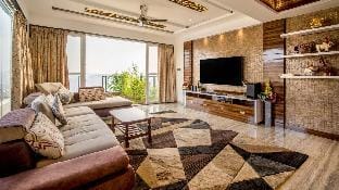 Beloshi's Cliffhanger Private pool 5bhk by Roamhome Villa in Maharashtra