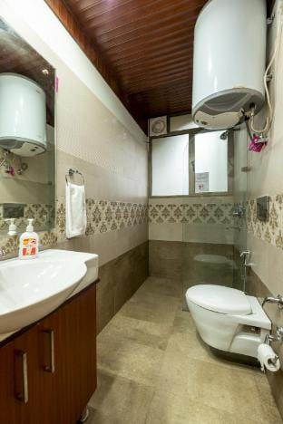 Zen Den 3bhk overlooking Nainital Lake by Roamhome Apartment in Uttarakhand