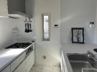 近镰仓、江之岛等景点 站前2分 精致独栋 LOFT，可住4人 直达江之岛 免费车位 提供2台自行车 Vacation rental in Yokohama
