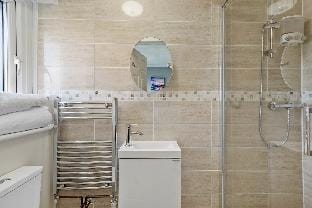 Luxurious 4 bed house Maidstone Home with parking Vacation rental in Maidstone