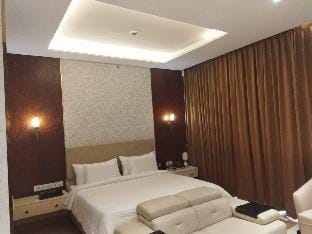 Luxury Suite attached to Leela Hotel Apartment in Bengaluru