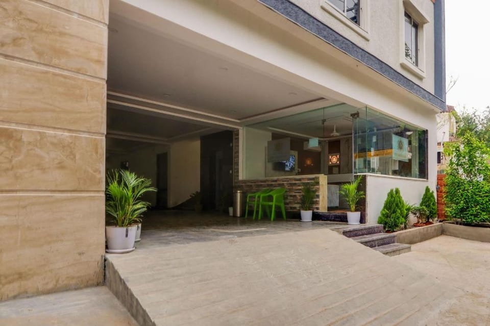 Super Townhouse Sri Nirvana Grand Hotel in Hyderabad