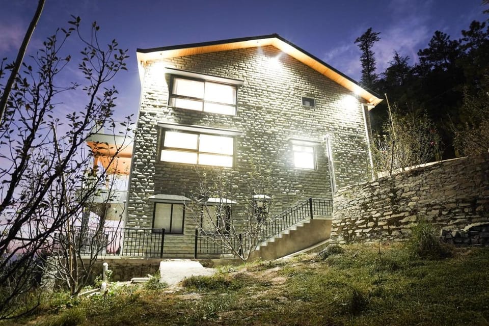 Sunday by CheckIn Premium 5 BHK Villa Mihika, Shimla Bed and Breakfast in Himachal Pradesh