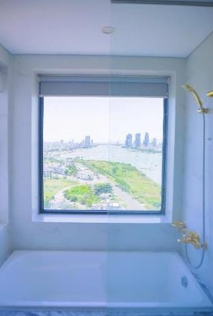 5star Apt golden bay Hotel
Lux 2BR river view Apartment in Da Nang