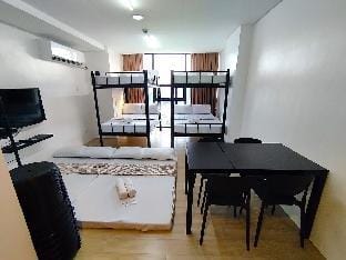 Pool,Gym,Wi-Fi+Netflix Near Ayala & IT Park 1708   Vacation rental in Lapu-Lapu City