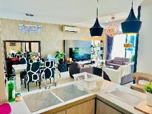 KSL Platinum Suite 4BR Luxe Haven 65" TV 12-16 pax Vacation rental in Johor Bahru