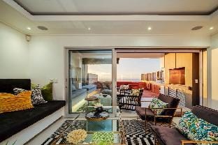 Stylish Holiday Apartment w Private Pool and 180 V Vacation rental in Camps Bay
