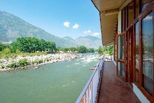 Aurora Stream view 3bhk Chateau by Roamhome Country House in Himachal Pradesh