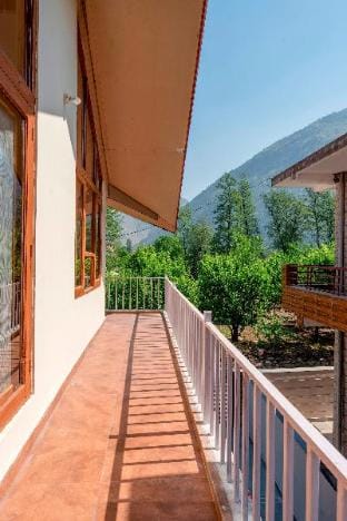 Aurora Stream view 3bhk Chateau by Roamhome Country House in Himachal Pradesh
