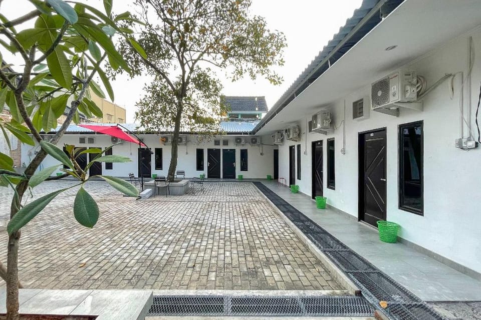 JM Tuparev Mitra Reddoorz Hotel in West Java