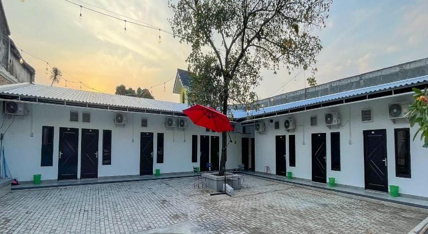 JM Tuparev Mitra Reddoorz Hotel in West Java