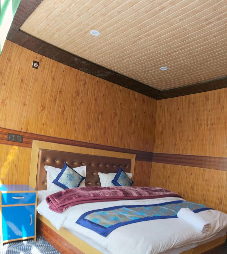 snow land wooden cottage Hotel in India
