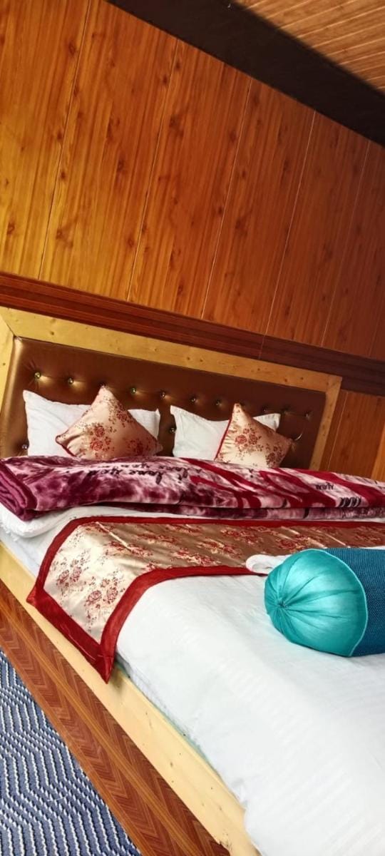 snow land wooden cottage Hotel in India