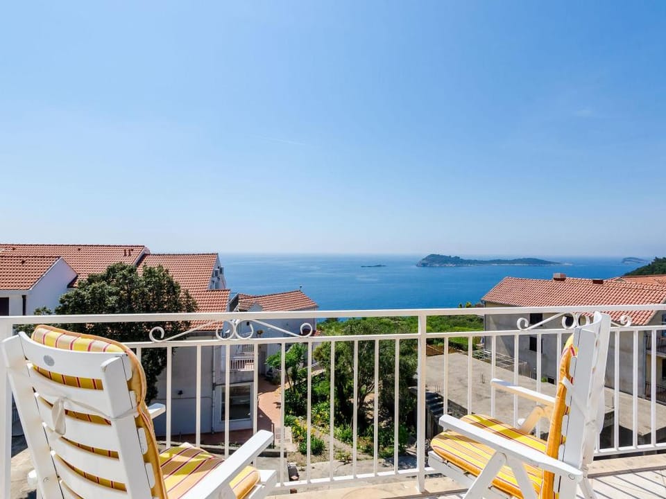 Comfortable apartment with amazing seaview and private balcony,free parking,WIFI Apartment in Cavtat