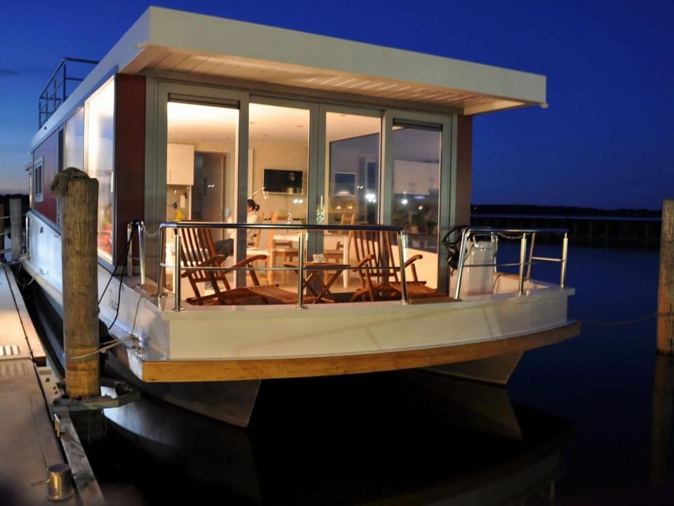 Wave Rider No. 2 Comfortable holiday residence Docked boat in Mecklenburg-Vorpommern, Germany