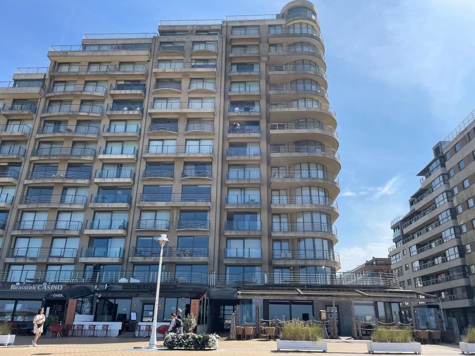 Apartment with frontal sea view Hotel in Koksijde