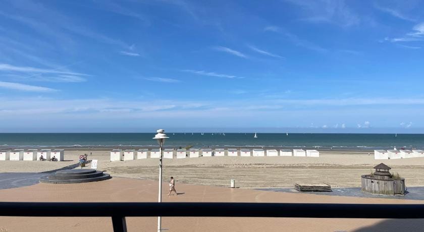 Apartment with frontal sea view Hotel in Koksijde