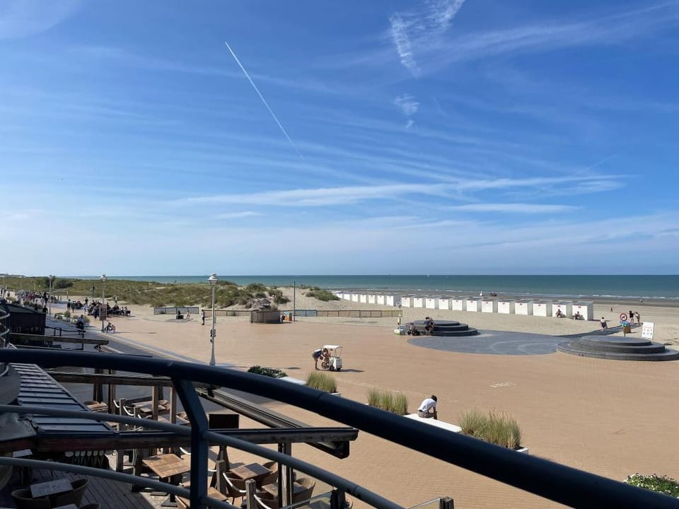 Apartment with frontal sea view Hotel in Koksijde
