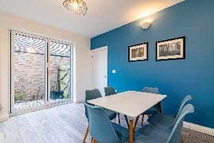 Three Bed Private Parking Close to City Long Stays Villa in Nottingham